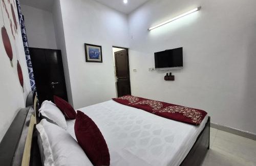 Vasant Vihar Apartment | Sleek City Retreat with Kitchen l Near Airport
