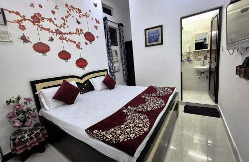 Vasant Vihar Apartment | Sleek City Retreat with Kitchen l Near Airport