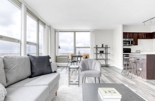 Edgewater Beach Apartment | Sleek Edgewater 1BR w/ Gym, Deck & Lounge, 5 blocks to L, by Blueground