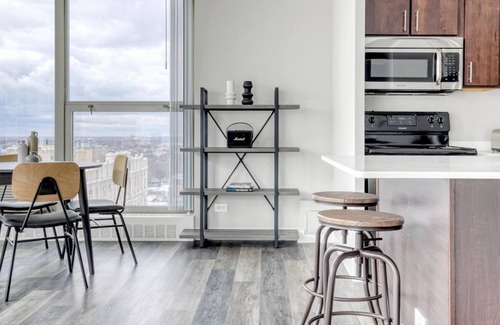 Edgewater Beach Apartment | Sleek Edgewater 1BR w/ Gym, Deck & Lounge, 5 blocks to L, by Blueground