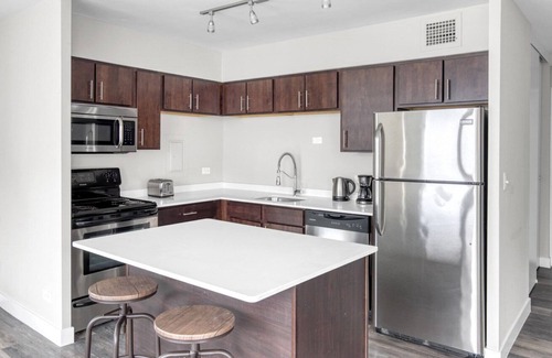 Edgewater Beach Apartment | Sleek Edgewater 1BR w/ Gym, Deck & Lounge, 5 blocks to L, by Blueground