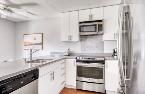 Foster City Apartment | Sleek Foster City 1BR w/Pool, Bball & Spa, near Caltrain, by Blueground