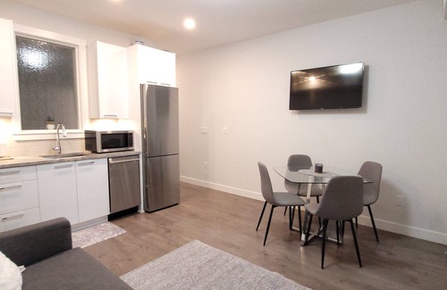 Langley Condo | Sleek Gem! Modern Comfort Condo Downtown Langley