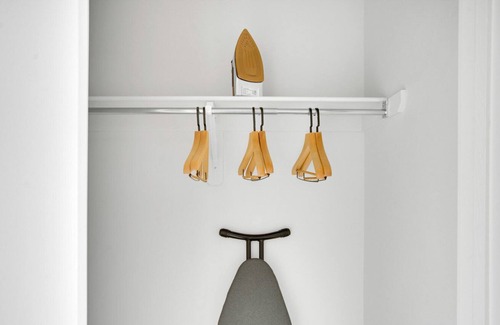 Golden Triangle Apartment | Sleek Golden Triangle 2BR w/ Gym & Pool nr Art Museum, by Blueground