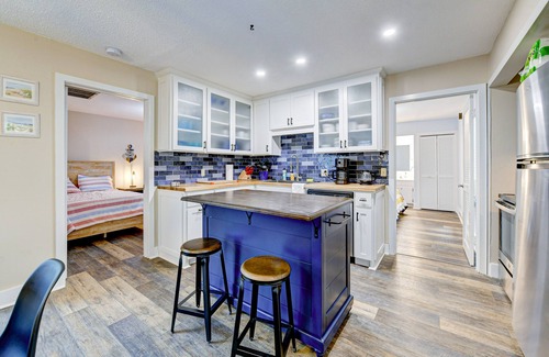 St. Simons Island Condo | Sleek golf-front condo with a washer/dryer, deck, & central AC - dog friendly