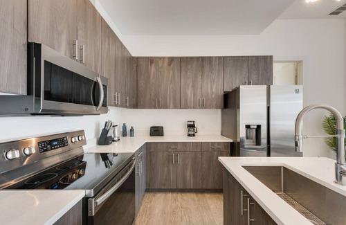 Cedars Apartment | Sleek loft style 2BR I Gym I Parking I Workspace