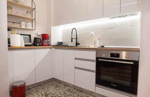 Omonia Apartment | Sleek & Modern Apartment Near Metaxourgeio