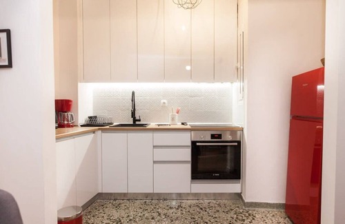 Omonia Apartment | Sleek & Modern Apartment Near Metaxourgeio