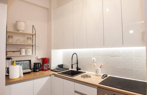 Omonia Apartment | Sleek & Modern Apartment Near Metaxourgeio