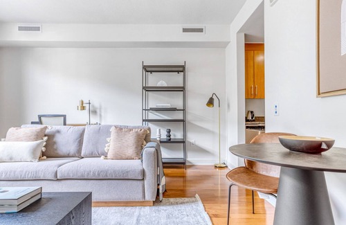 Mount Vernon Triangle Apartment | Sleek Mount Vernon 1BR w/Gym, W/D & Pool, near Chinatown, by Blueground