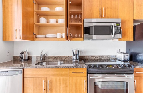 Mount Vernon Triangle Apartment | Sleek Mount Vernon 1BR w/Gym, W/D & Pool, near Chinatown, by Blueground