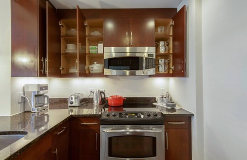 Mount Vernon Triangle Apartment | Sleek Mt. Vernon 1BR w/Gym, W/D, 2 Pools, roomy rooftop, by Blueground