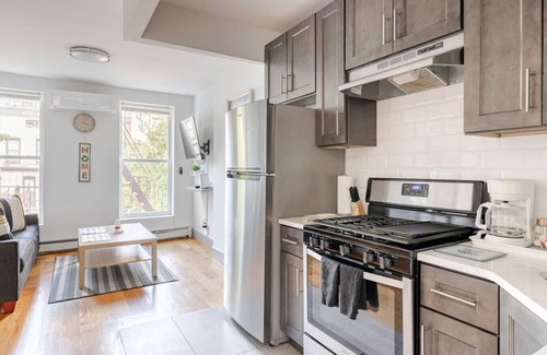 Bedford-Stuyvesant Apartment | Sleek & New 3BR Brooklyn Apt – 10 Min to Manhattan