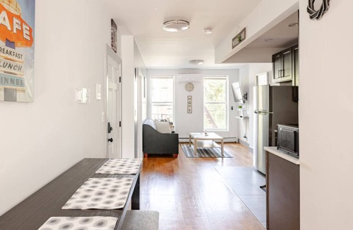 Bedford-Stuyvesant Apartment | Sleek & New 3BR Brooklyn Apt – 10 Min to Manhattan