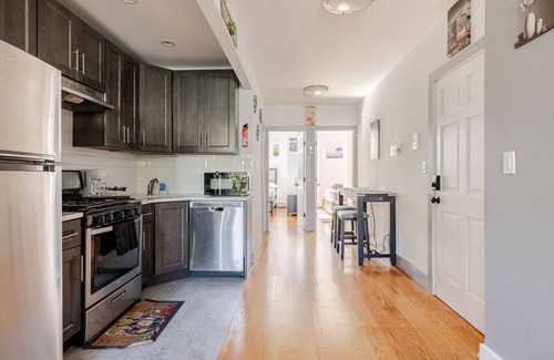 Bedford-Stuyvesant Apartment | Sleek & New 3BR Brooklyn Apt – 10 Min to Manhattan