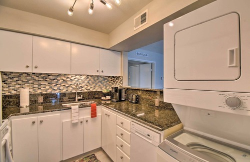 Cloisters Condo | Sleek Phoenix Condo: Walk to Biltmore Fashion Park