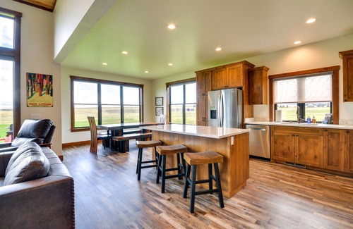 Red Lodge House | Sleek Red Lodge Home Rental w/Private Hot Tub!