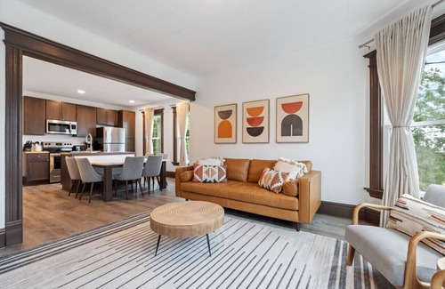 Westside Apartment | Sleek Space: Open & Airy, Close to Key Spots