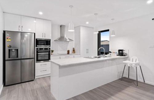 Shorewell Park House | Sleek & Stylish Family Retreat in Shorewell Park