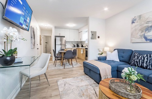 Port Credit Apartment | Sleek Suite, Close to Lake Ontario, Port Credit
