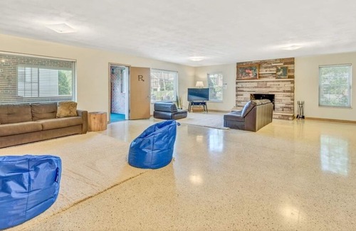 Lindenwood Park Condo | Sleep 14 guests 3,400 sqft 5 Bedroom condo Near The Hill, ForestPark,TedDrewes