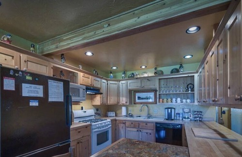 Wapiti Villa | “SLEEP 26” "POOL" "SAUNA" "LOOKOUT TOWER"'SANITIZED CLEANING"