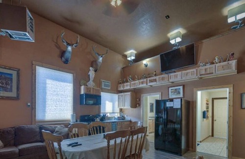 Wapiti Villa | “SLEEP 26” "POOL" "SAUNA" "LOOKOUT TOWER"'SANITIZED CLEANING"