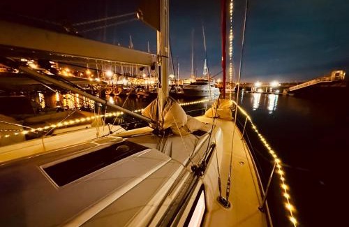Oeiras Boat Rental | Sleep aboard a modern sailboat in Oeiras