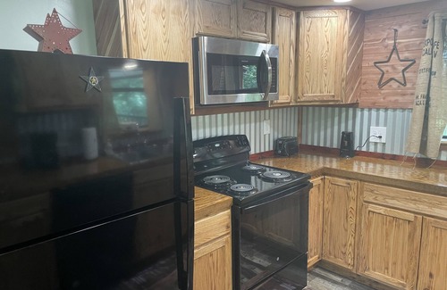 Longview Cabin | Sleep in a Hayloft - Longview, Tx