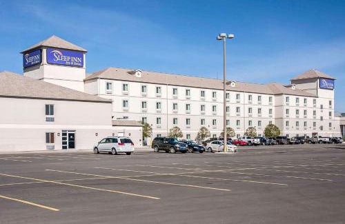 Minot Hotel | Sleep Inn & Suites Conference Center and Water Park