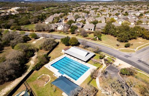 Scenic Oaks House | Sleep on the Cloud - 5 Bedrooms - Corner Lot