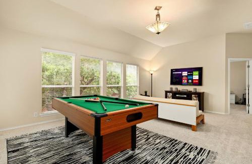 Scenic Oaks House | Sleep on the Cloud - 5 Bedrooms - Corner Lot