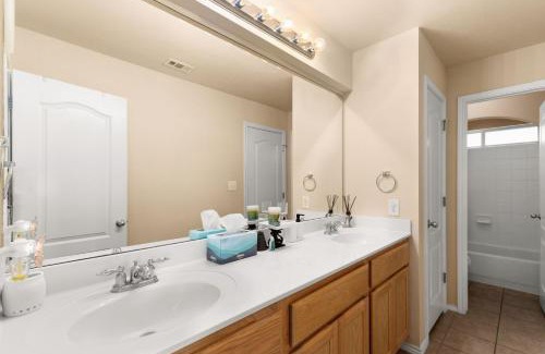 Scenic Oaks House | Sleep on the Cloud - 5 Bedrooms - Corner Lot