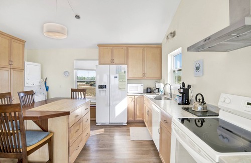 Surf Side Shores House | Sleepin Bee- Beachfront Pet-Friendly Cottage