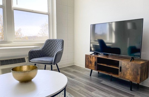 Avondale Apartment | Sleepover: Elegant 1BD/1BA + Gym - Cincinnatin
