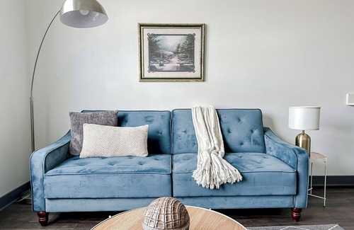 West Des Moines Apartment | Sleepover: Lovely 1BD/1BA + High Ceilings - Des Moines