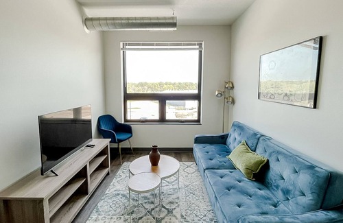 West Des Moines Apartment | Sleepover: Superior 1BD/1BA + High Ceilings - Des Moines