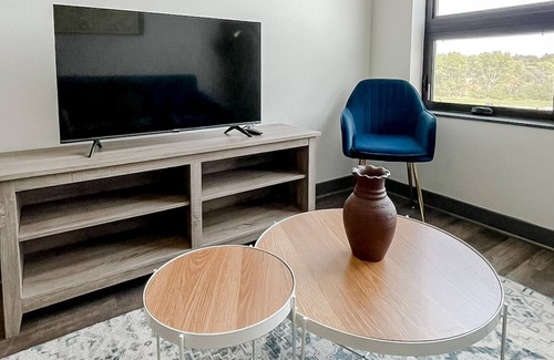 West Des Moines Apartment | Sleepover: Superior 1BD/1BA + High Ceilings - Des Moines