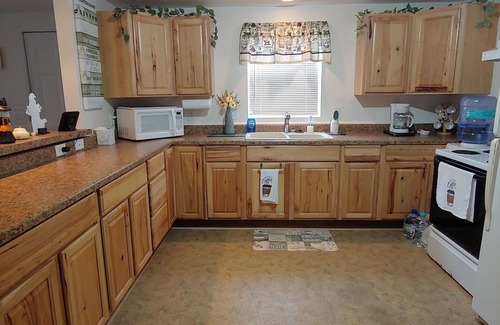 Port Clinton Cabin | Sleeps 1 to 8 Daily or weekly home rental 5 miles from downtown Port Clinton.