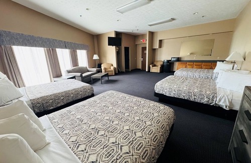 Put-in-Bay Hotel | Sleeps 10: One Block to Downtown Hotel Suite