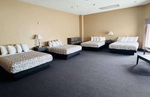 Put-in-Bay Hotel | Sleeps 10: One Block to Downtown Hotel Suite