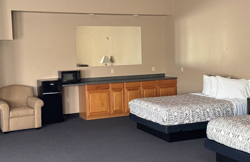 Put-in-Bay Hotel | Sleeps 10: One Block to Downtown Hotel Suite