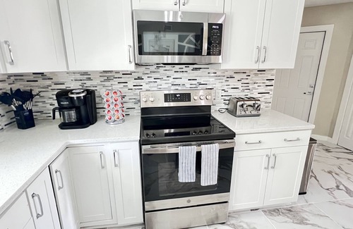 Orlando House | Sleeps 10 + Pool and Fully Fenced Yard plus enjoys 2 King Rooms