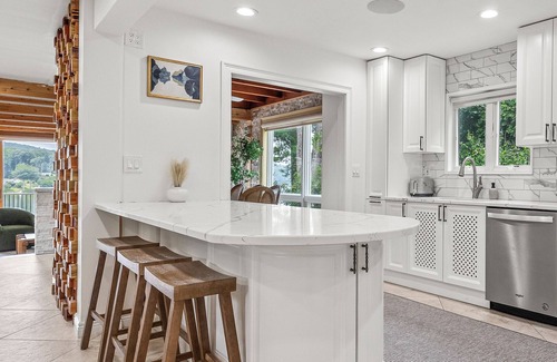 Danbury House | Sleeps 10 - Private Dock, Sauna, Outdoor Dining