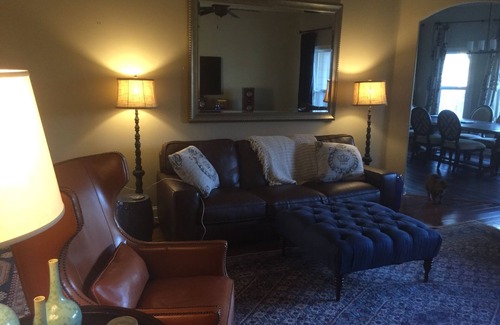 Oxford House | Sleeps 10, professionally decorated, 5 minutes from The Grove!
