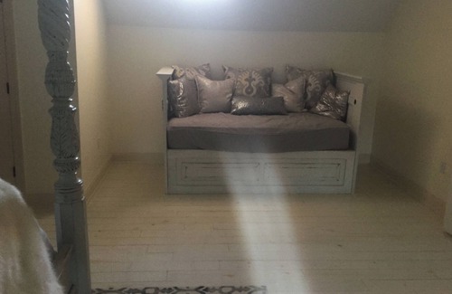 Oxford House | Sleeps 10, professionally decorated, 5 minutes from The Grove!