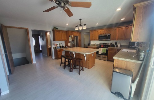 Grimes House | Sleeps 10, spacious home w/1 acre yard, 4 Bedrooms