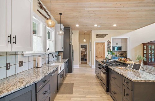 Lake Oconee House | Sleeps 12, Kayaks, Private dock, Large yard + More
