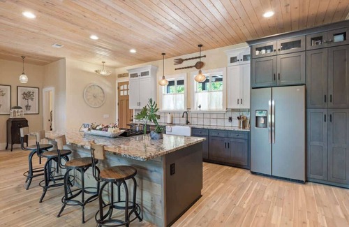 Lake Oconee House | Sleeps 12, Kayaks, Private dock, Large yard + More