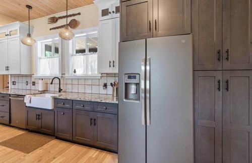 Lake Oconee House | Sleeps 12, Kayaks, Private dock, Large yard + More